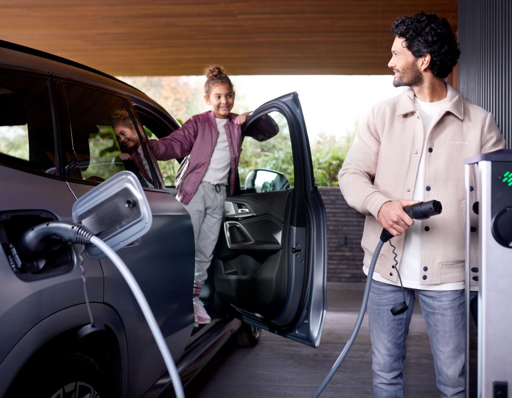 Elektrische auto bij laadstation