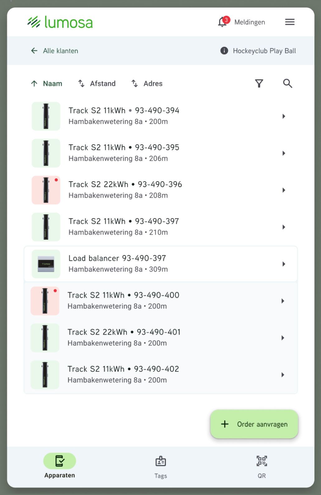 Elektrische auto bij laadstation