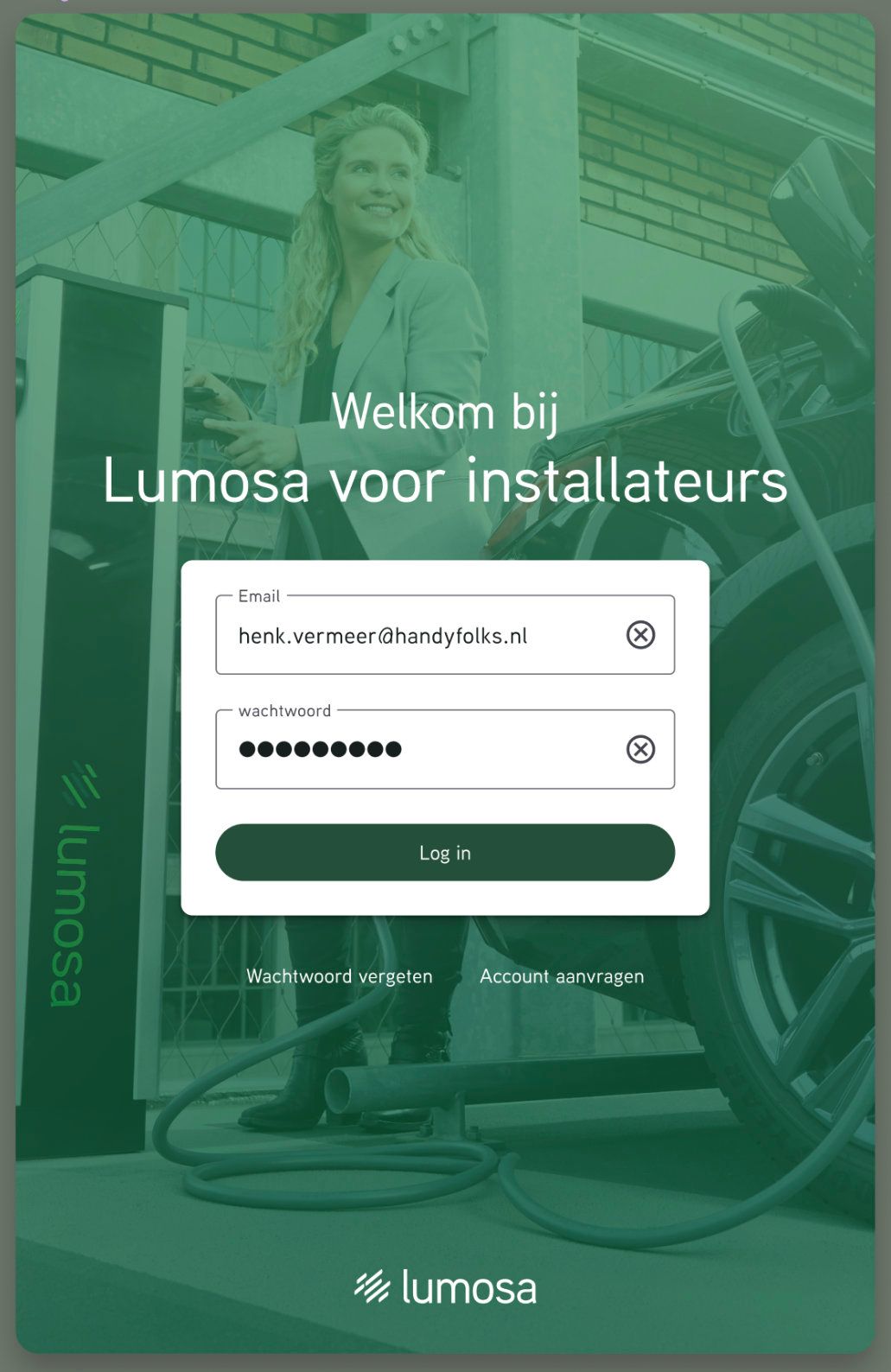 Elektrische auto bij laadstation